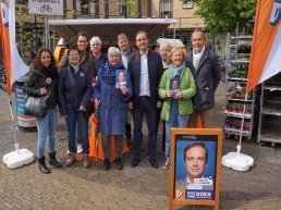 Malik Azmani op weekmarkt in Putten
