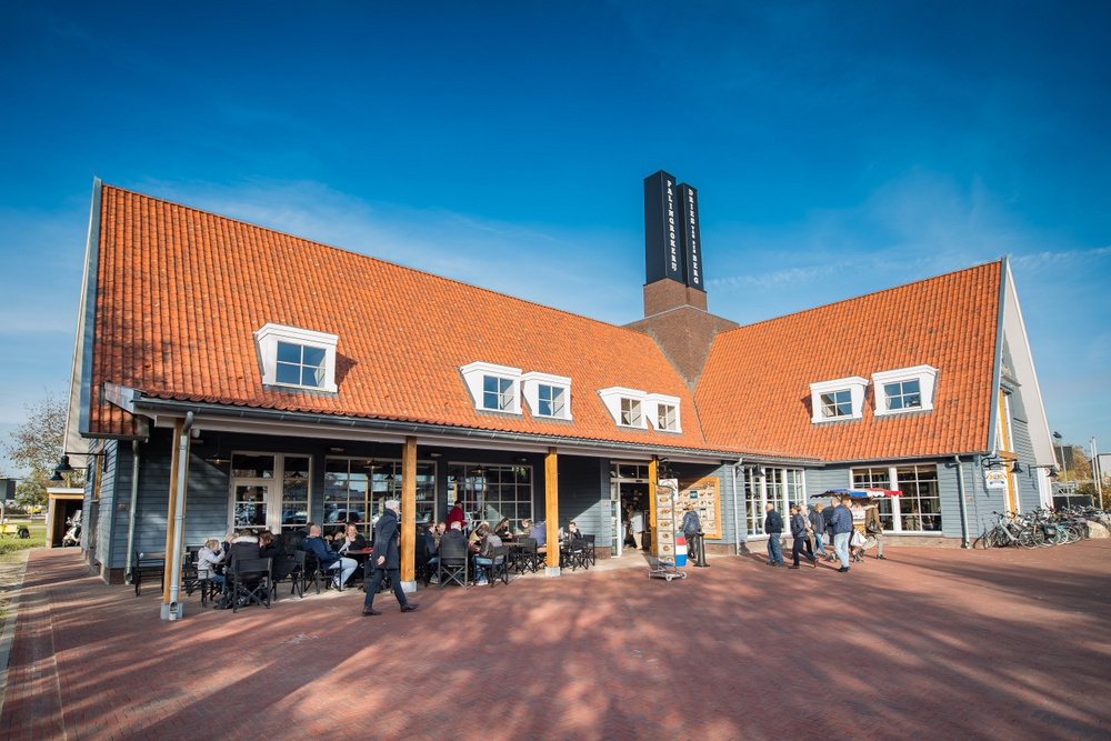 Levensgroot bronzen beeld 'de Palingeter' wordt onthuld op Aaltjesdag