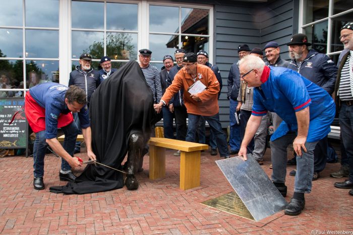 Levensgroot bronzen beeld 'de Palingeter' onthuld