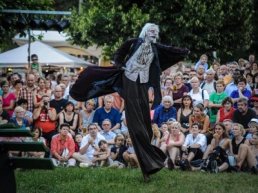 Het Hortuspark als podium voor het Portugese Teatro Só