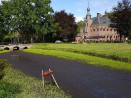 Grachten van Kasteel de Essenburgh staan voor het tweede jaar op rij droog