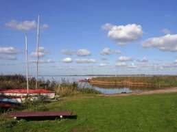 Boten en surfplanken weg bij de strandjes