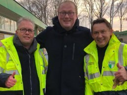 VVOG bestuurders Fred en Antonio wassen de auto van de hoogste bieder