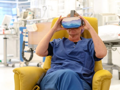Vrienden van St Jansdal laat zorgmedewerkers ontspannen met VR-bril  