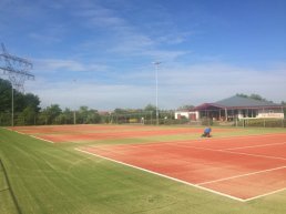 Vervanging kunstgrasbanen en hekwerk Tennisvereniging Frankrijk