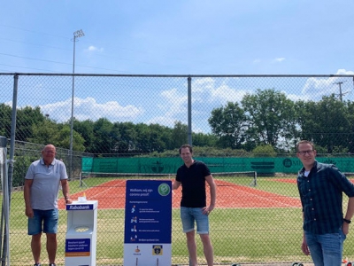 Tennisvereniging Frankrijk coronaproof dankzij hygiëne displays en informatieborden Rabobank 
