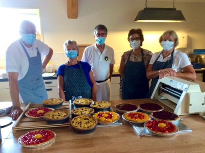 Vrijwilligers van Molen de Hoop bakken taarten voor bewoners AZC