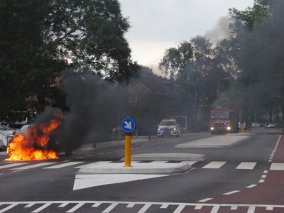 Auto vliegt in de brand op de Alberdingk Thijmlaan in Harderwijk