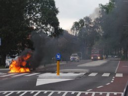 Auto vliegt in de brand op de Alberdingk Thijmlaan in Harderwijk