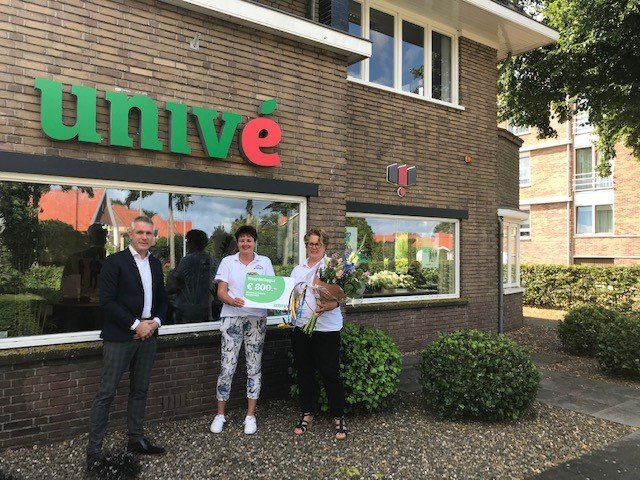 Univé Harderwijk reikt cheque uit aan Stichting Present