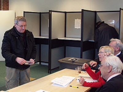 Meehelpen op een stembureau in de gemeente Harderwijk