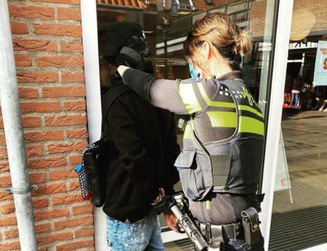 De politie heeft maandag 12 oktober twee winkeldieven aangehouden in het centrum van Harderwijk.