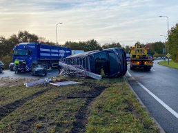 Aanrijding tussen een vrachtwagen en bestelbus met aanhanger op de Ceintuurbaan