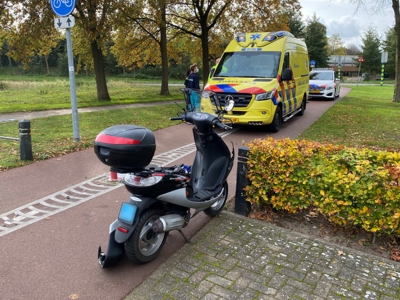 Scooter op paaltje gebotst