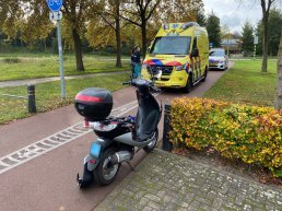 Scooter op paaltje gebotst