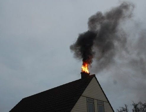 Een schoorsteenbrand ontstaat doordat de aanslag in de schoorsteen vlam vat.