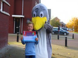 Mascotte van zwembad De Sypel brengt zwemdiploma’s langs
