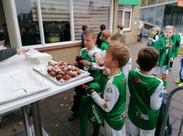 Oliebollen voor de jeugd van VVOG groot succes!