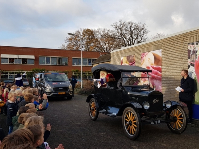 Sinterklaas doet zijn ronde langs de scholen in Harderwijk en Hierden