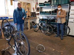 Fietsverlichtingsactie op het AZC in Harderwijk