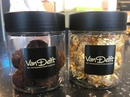 Van Delft uit Harderwijk maakt ‘duurste pepernoot ooit’ met gouden jasje