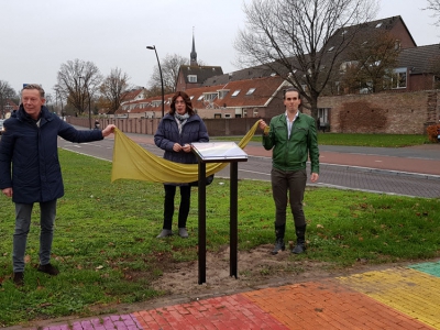 Onthulling informatiebord Regenboogzebrapad in Harderwijk