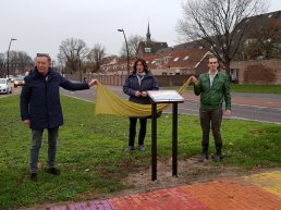 Onthulling informatiebord Regenboogzebrapad in Harderwijk