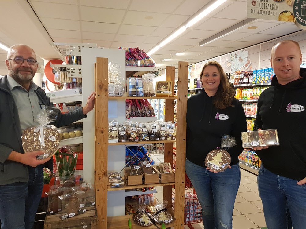 Uitbaters IJssalon Stientje mogen hun chocola gratis bij Spar uitstallen