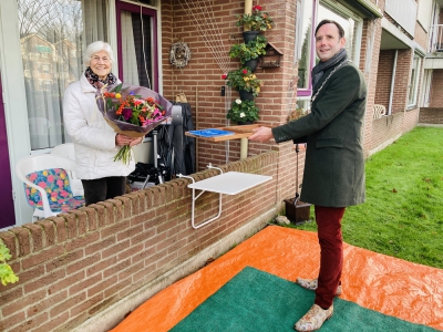 Mevrouw Riek Wuestman-Enderink met Piet Dijkstra Prijs aan de deur verrast 