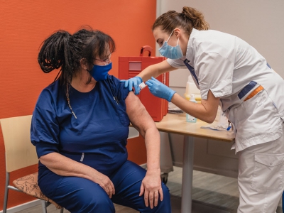 Eerste zorgverleners St Jansdal Harderwijk krijgen vaccinatie tegen COVID-19