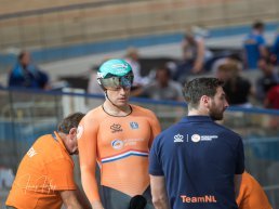 Hierdenaar Theo Bos in bike-off voor de startpositie op de teamsprint voor de Olympische Spelen