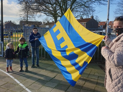 Kinderburgemeester van Harderwijk hijst nieuwe vlag in speeltuin Havenkwartier 