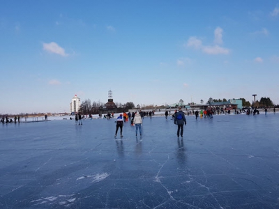 Jongetje van vier zakt door het ijs op het Waterfront in Harderwijk