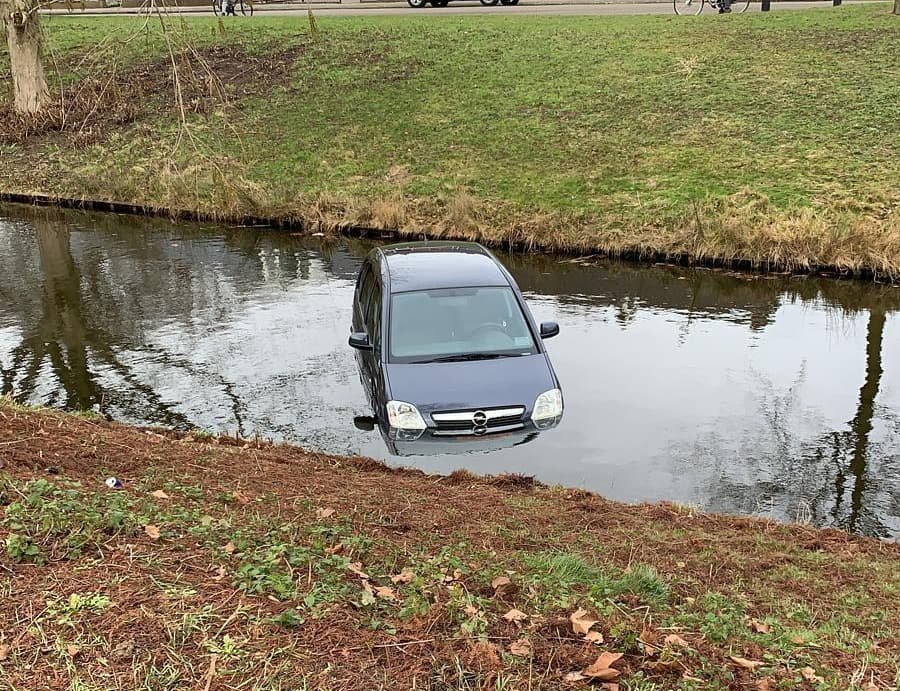 Oeps! Voor de eigenaar van de Opel is het vandaag echt een pechdag.