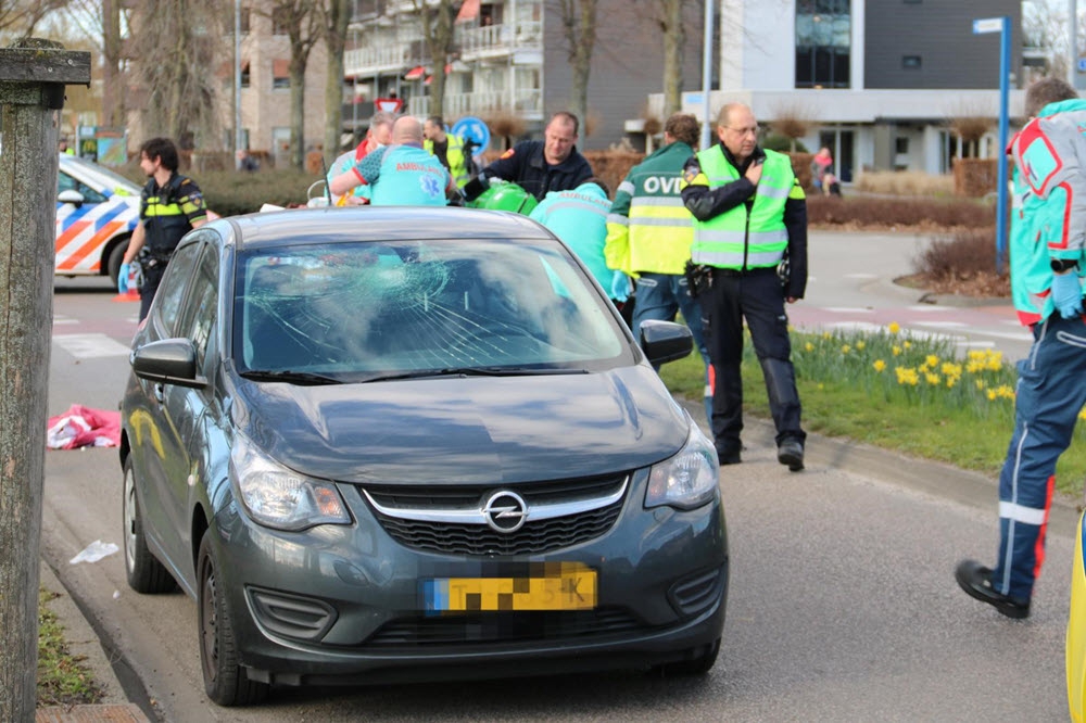 Vrouw van 59 overleden na aanrijding door automobilist .