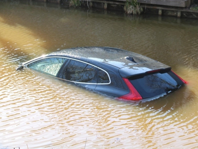 Auto in het water op de Bazuindreef in Harderwijk