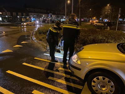Fietser geschept door een auto op de rotonde Tweelingstad Deventerweg