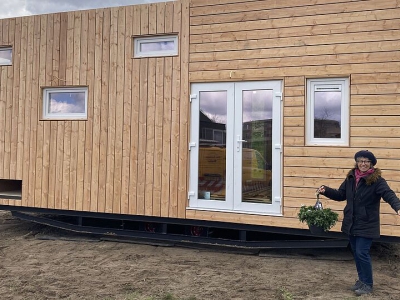 Plaatsing derde tiny house aan de Rappad in Drielanden