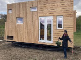 Plaatsing derde tiny house aan de Rappad in Drielanden