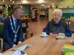 Honderdvier kaarsjes voor de oudste inwoner van Harderwijk