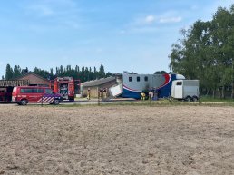 Brand in een paardenvrachtwagen in Hierden
