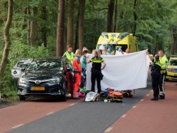 Mountainbiker (35) uit Ermelo hard op een stilstaande auto geklapt