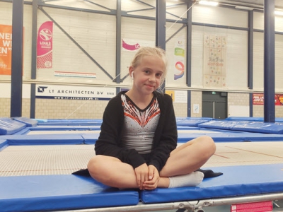 11-jarige Chemene uit Harderwijk plaatst zich voor het jeugd WK trampoline springen