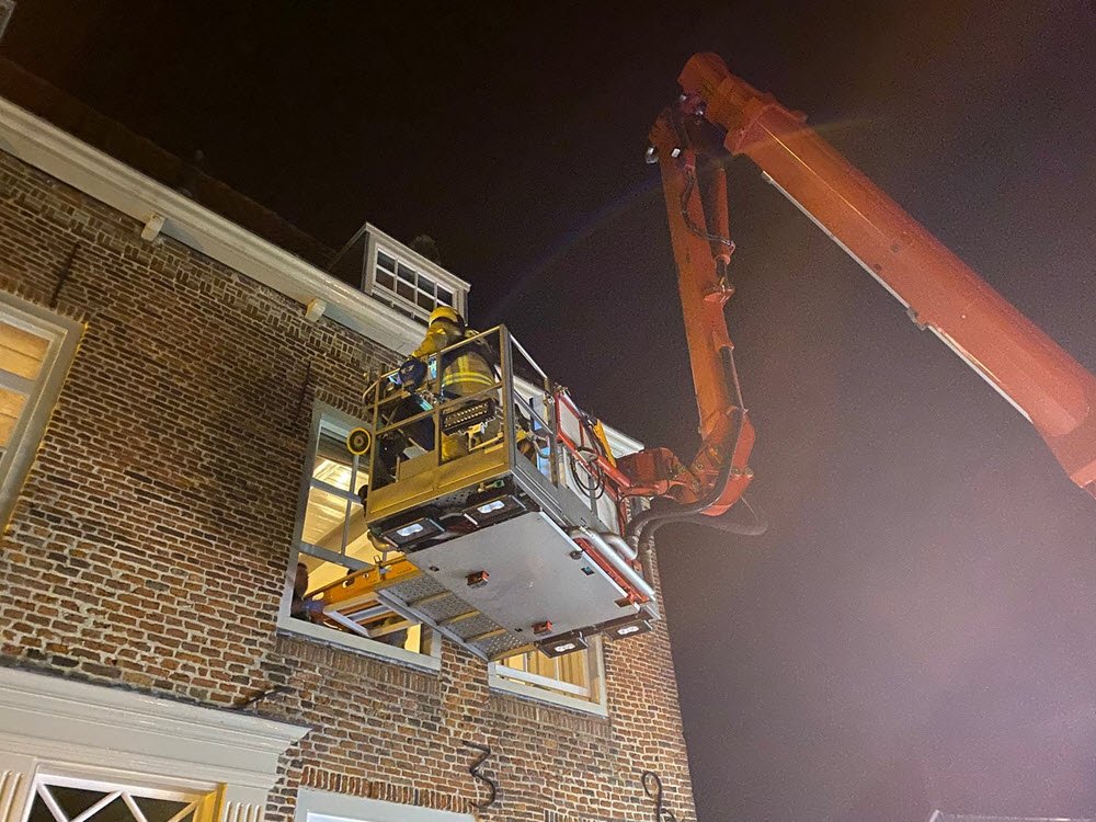Brandweer haalt persoon uit woning naar beneden #Harderwijk. @112veluwe