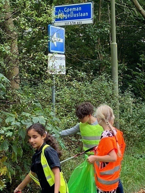 Groep zes van basisschool de Brug doet mee aan wereldwijde opruimdag 1