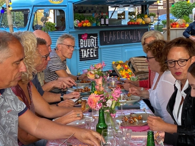 Samen eten verbindt bij de buurttafel aan de Dassenbergerhout in Harderwijk 