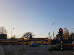 Op een haar na de trein gemist in Ermelo (video)