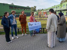 AZC Harderwijk ontvangt cheque van leerlingen Christelijk College Nassau-Veluwe
