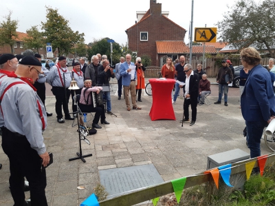 Zeebuurt krijgt gedicht bij en over ‘de lopende man’ van oud-stadsdichter 