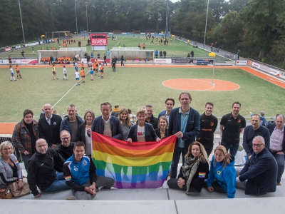 Regenboogpakket overhandigd aan sportverenigingen